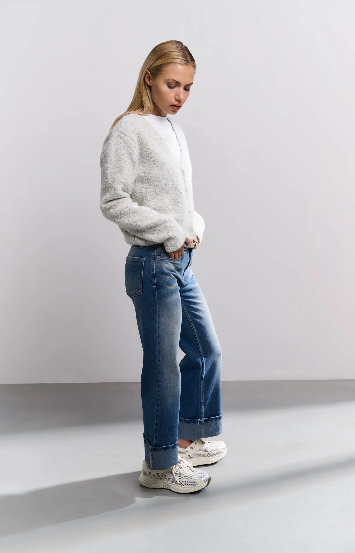 Mid waist denim with rolled-up hem