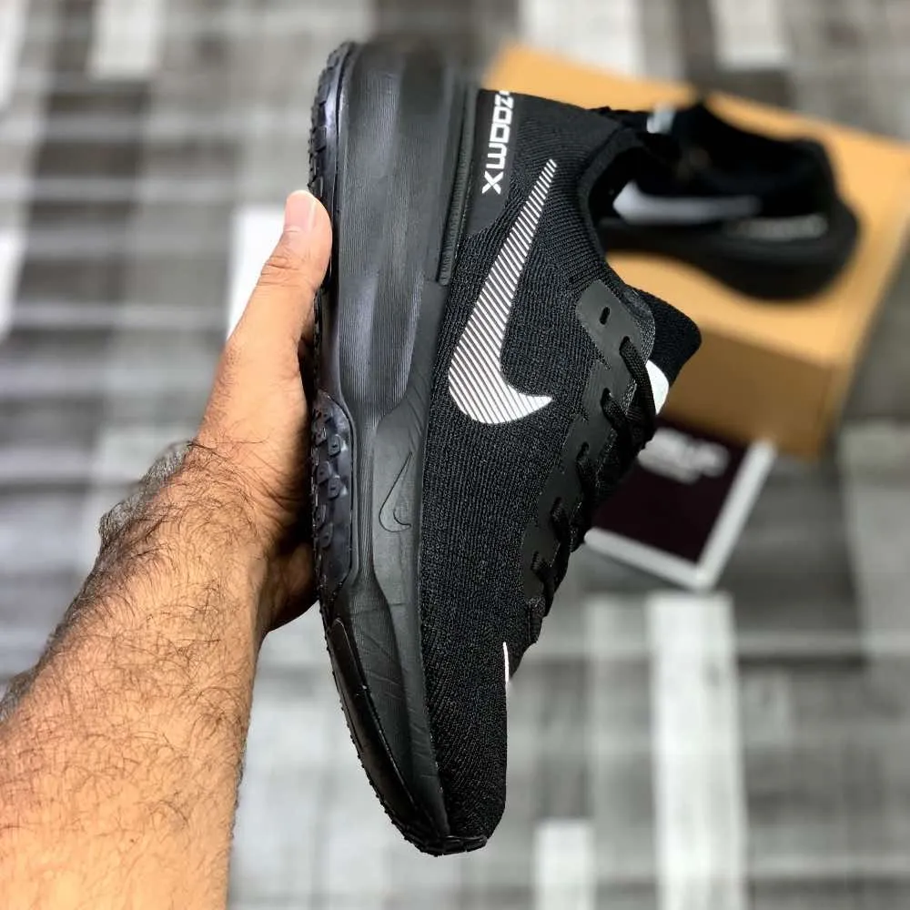 Nk Zooom X Invinciible Runn 3 (Triple Black)